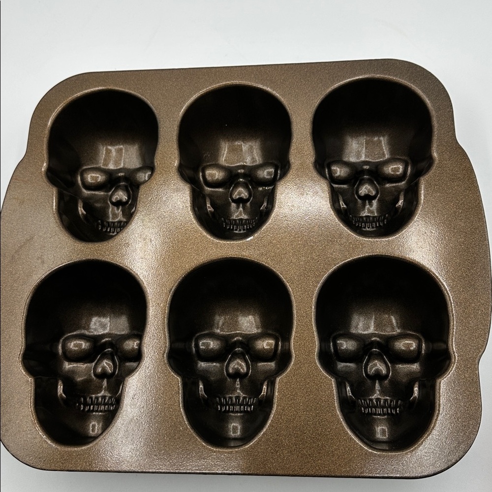 Nordic Ware Mini Skull Cakelet Pan 5 Cups. Spooky &
Haunted. - Picture 6 of 16